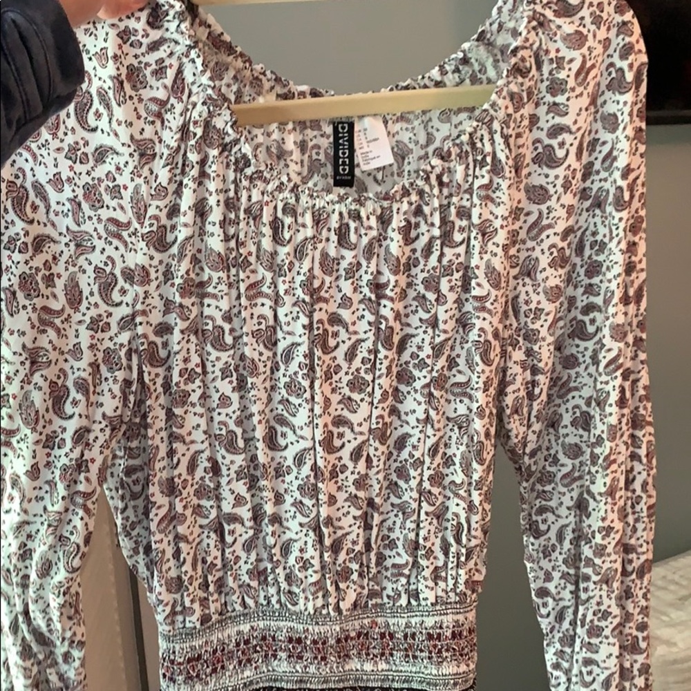 LIKE NEW long sleeve blouse with pattern. scrunch